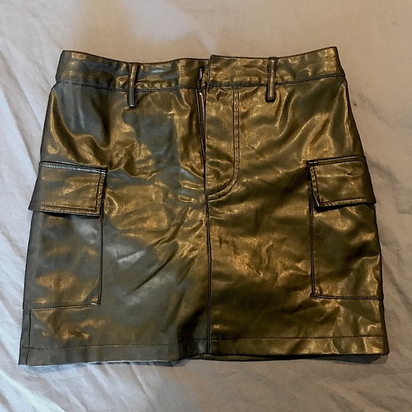 Soft Black Faux-Leather Mini Skirt with pockets, forever 21 size M - Picture 1 of 2